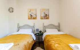 Seaside Bliss 2Br Apartment With Tranquil Terrace Pool And Parking
